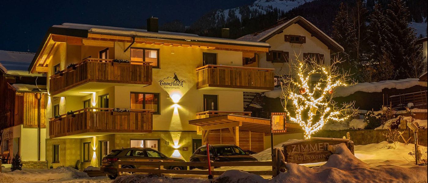 Appartementhaus Gamsblick bei Nacht Pettnau am Arlberg Urlaub in Tirol